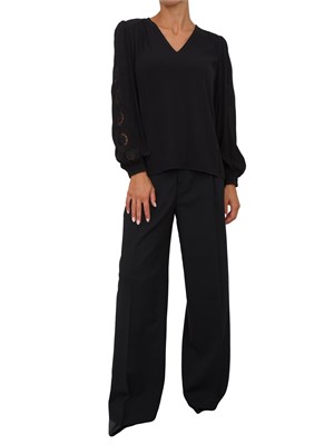 TWIN-SET Blusa Twinset in crêpe nera con ricamo su maniche a palloncino in DONNA