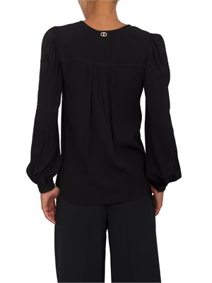 TWIN-SET Blusa Twinset in crêpe nera con ricamo su maniche a palloncino in DONNA