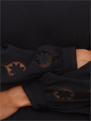 TWIN-SET Blusa Twinset in crêpe nera con ricamo su maniche a palloncino in DONNA